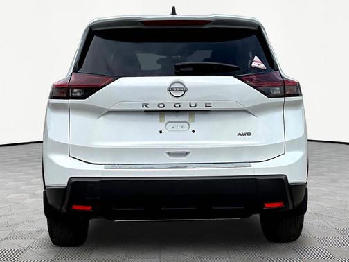 Everest White Pearl Tricoat 2026 Nissan Rogue SV