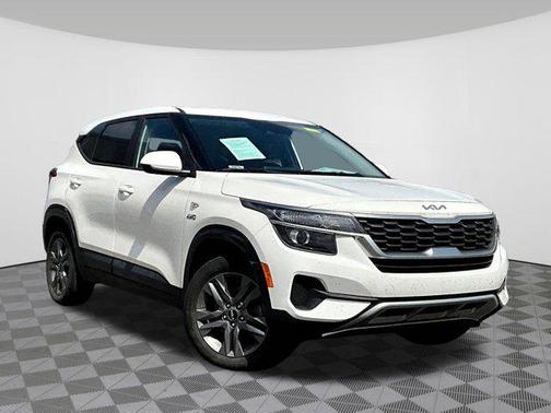 Snow White Pearl 2023 Kia Seltos LX