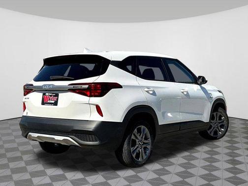 Snow White Pearl 2023 Kia Seltos LX