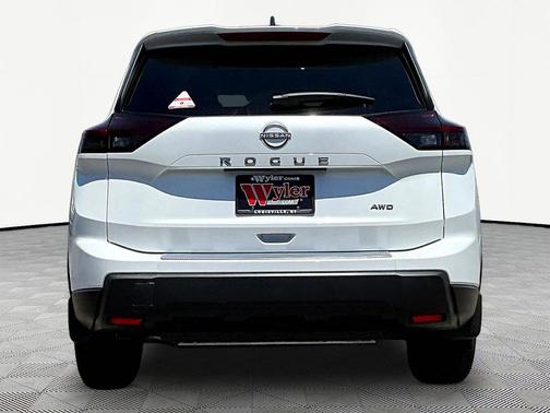 Everest White Pearl Tricoat 2026 Nissan Rogue SV