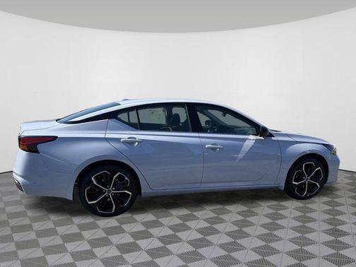 2025 Nissan Altima SR FWD