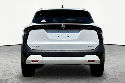 Aspen White Tricoat 2026 Nissan Kicks SV