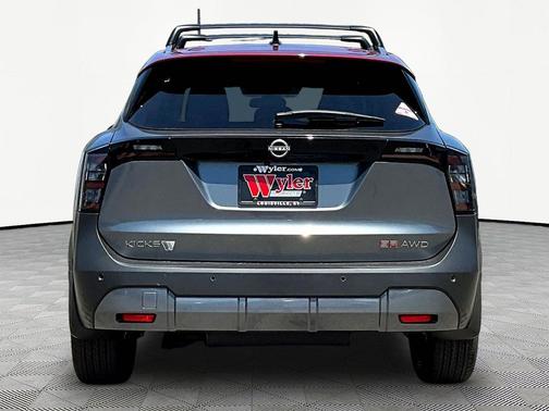 Gun Metallic/Scarlet Ember Tintcoat 2026 Nissan Kicks SR