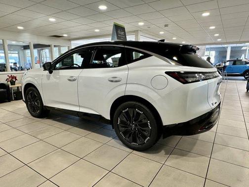 Everest White Pearl Tricoat/Super Black 2026 Nissan Murano Platinum
