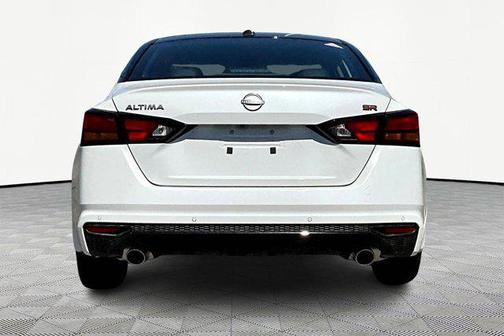 Pearl White Tricoat/Super Black 2026 Nissan Altima SR FWD