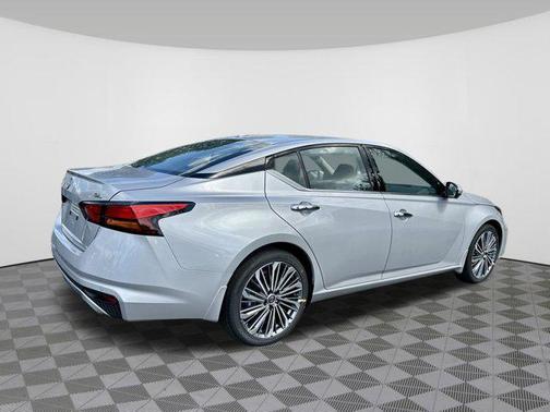 2025 Nissan Altima SL FWD