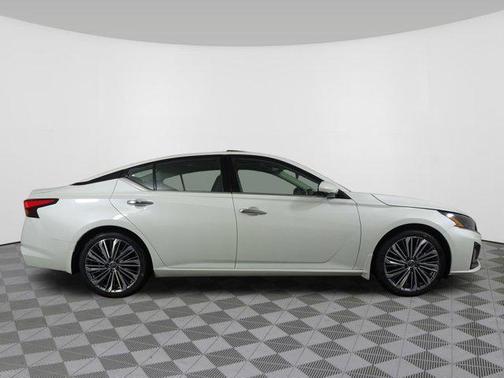 2025 Nissan Altima SL FWD