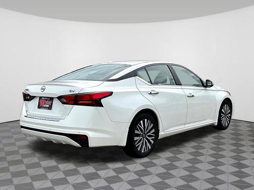 Pearl White Tricoat 2023 Nissan Altima 2.5 SV