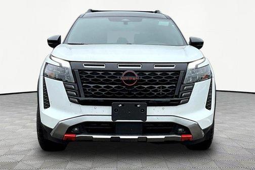 Everest White Pearl Tricoat/Super Black 2026 Nissan Pathfinder Rock Creek
