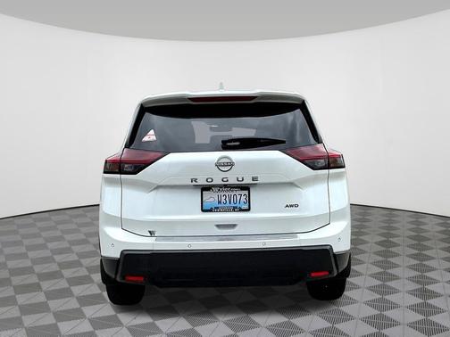 Everest White Pearl Tricoat 2026 Nissan Rogue SV