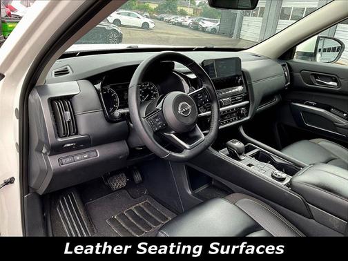 Pearl White Tricoat 2024 Nissan Pathfinder SL 4WD