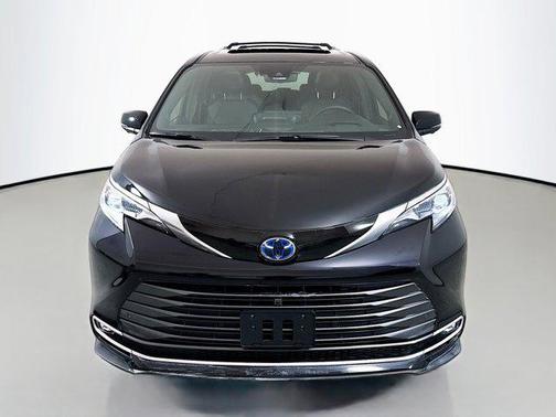 Midnight Black Metallic 2025 Toyota Sienna Platinum