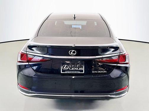 2025 Lexus ES 300h Base