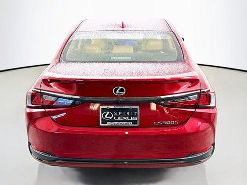 2025 Lexus ES 300h F SPORT Design