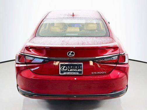 2025 Lexus ES 300h F SPORT Design