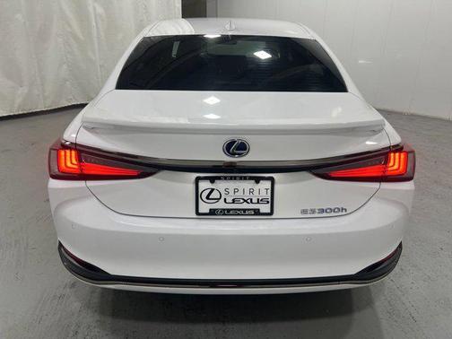 2022 Lexus ES 300h F SPORT