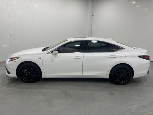2022 Lexus ES 300h F SPORT