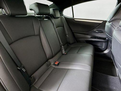 2022 Lexus ES 300h F SPORT