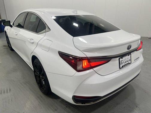 2022 Lexus ES 300h F SPORT