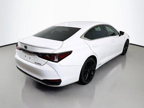 2022 Lexus ES 300h F SPORT