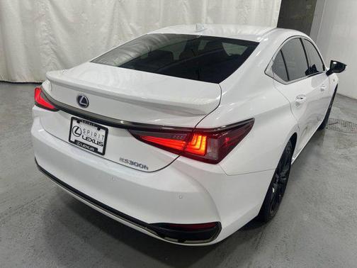 2022 Lexus ES 300h F SPORT