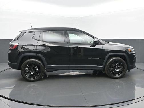 Diamond Black Crystal Pearlcoat 2025 Jeep Compass Latitude