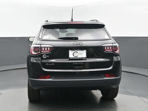 Diamond Black Crystal Pearlcoat 2025 Jeep Compass Latitude