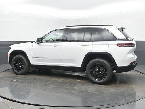 Bright White Clearcoat 2026 Jeep Grand Cherokee Altitude