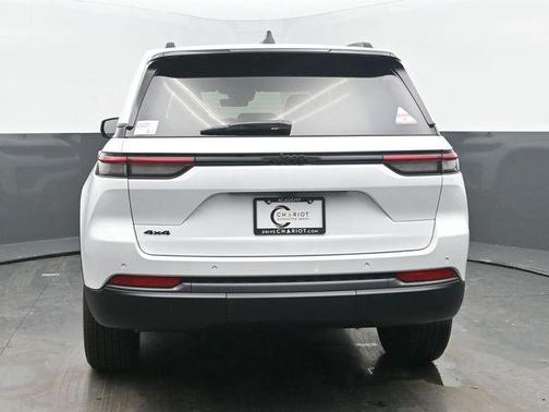 Bright White Clearcoat 2026 Jeep Grand Cherokee Altitude
