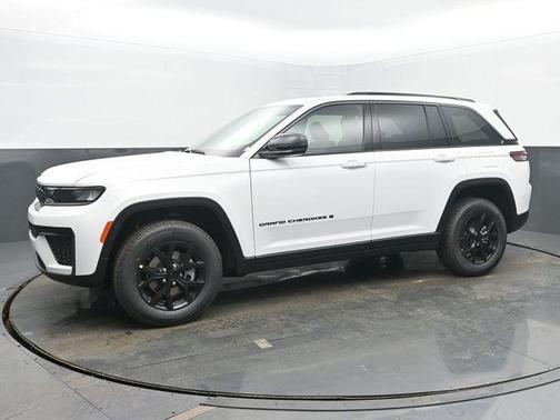 Bright White Clearcoat 2026 Jeep Grand Cherokee Altitude
