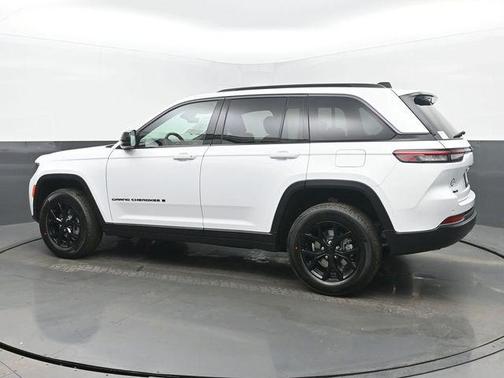 Bright White Clearcoat 2026 Jeep Grand Cherokee Altitude