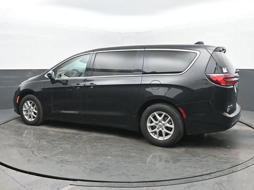 Brilliant Black Crystal Pearlcoat 2023 Chrysler Pacifica Touring L