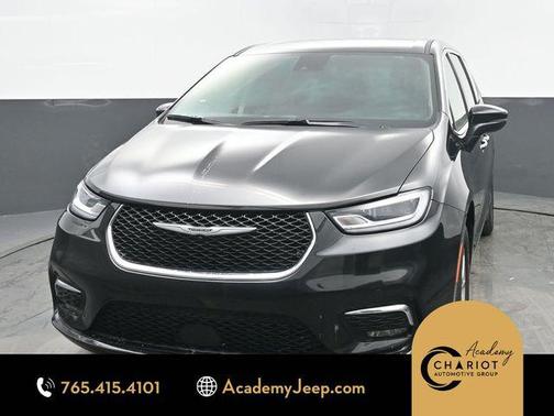 Brilliant Black Crystal Pearlcoat 2023 Chrysler Pacifica Touring L