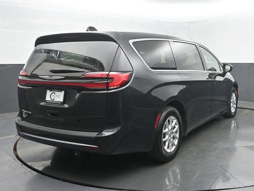 Brilliant Black Crystal Pearlcoat 2023 Chrysler Pacifica Touring L