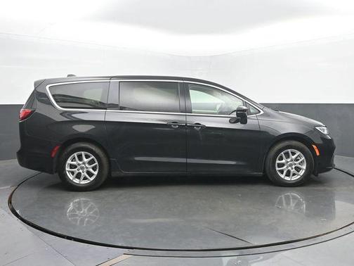 Brilliant Black Crystal Pearlcoat 2023 Chrysler Pacifica Touring L