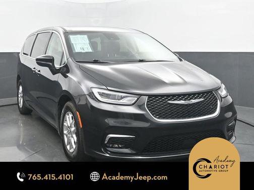Brilliant Black Crystal Pearlcoat 2023 Chrysler Pacifica Touring L