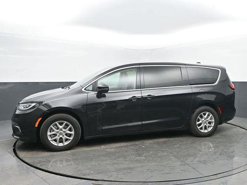 Brilliant Black Crystal Pearlcoat 2023 Chrysler Pacifica Touring L