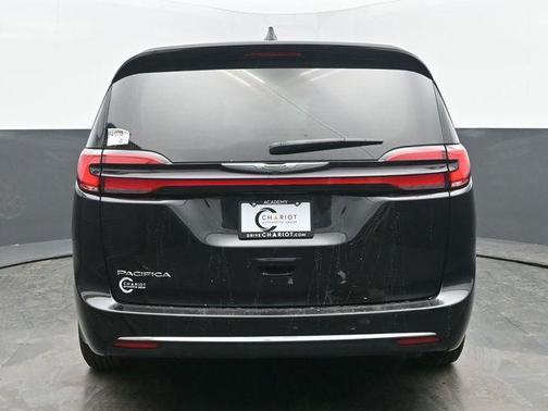 Brilliant Black Crystal Pearlcoat 2023 Chrysler Pacifica Touring L
