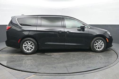 Brilliant Black Crystal Pearlcoat 2023 Chrysler Pacifica Touring L