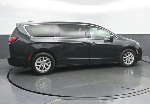 Brilliant Black Crystal Pearlcoat 2023 Chrysler Pacifica Touring L