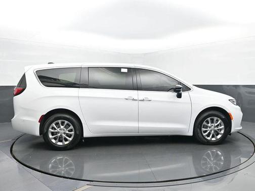 Bright White Clearcoat 2025 Chrysler Pacifica L