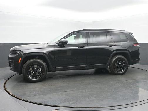 Diamond Black Crystal Pearlcoat 2026 Jeep Grand Cherokee L Laredo