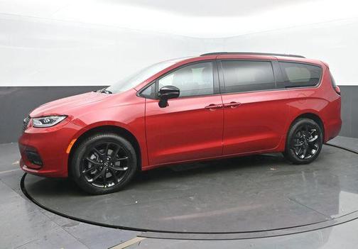 Red Hot Pearlcoat 2026 Chrysler Pacifica Limited