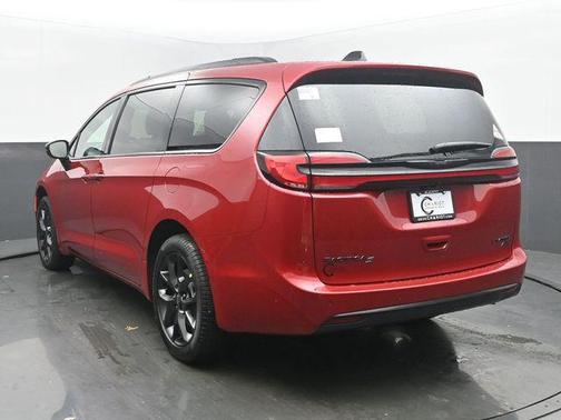 Red Hot Pearlcoat 2026 Chrysler Pacifica Limited
