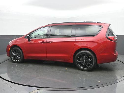 Red Hot Pearlcoat 2026 Chrysler Pacifica Limited