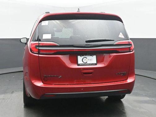 Red Hot Pearlcoat 2026 Chrysler Pacifica Limited