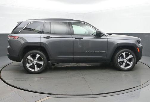 Diamond Black Crystal Pearlcoat 2026 Jeep Grand Cherokee Altitude