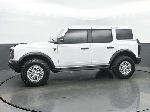Oxford White 2025 Ford Bronco Badlands