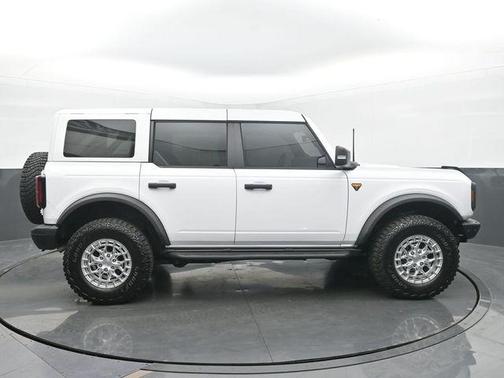 Oxford White 2025 Ford Bronco Badlands