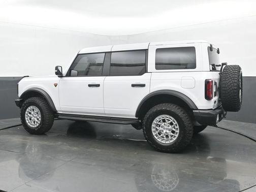 Oxford White 2025 Ford Bronco Badlands
